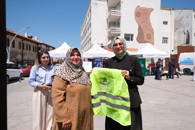 Vali Çiçek'in Eşi Berna Çiçek, 'Hayat Bağım' Projesini Ziyaret Etti