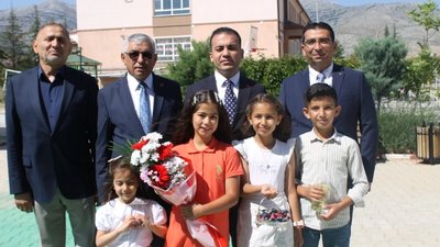 Kazımkarabekir'de Karne Sevinci: Kaymakam ve Protokol Öğrencilerle Buluştu