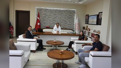 Karaman'ın Milli Sporcusu Bilge Nisa Topak, İl Millî Eğitim Müdürü Çalışkan'ı Ziyaret Etti